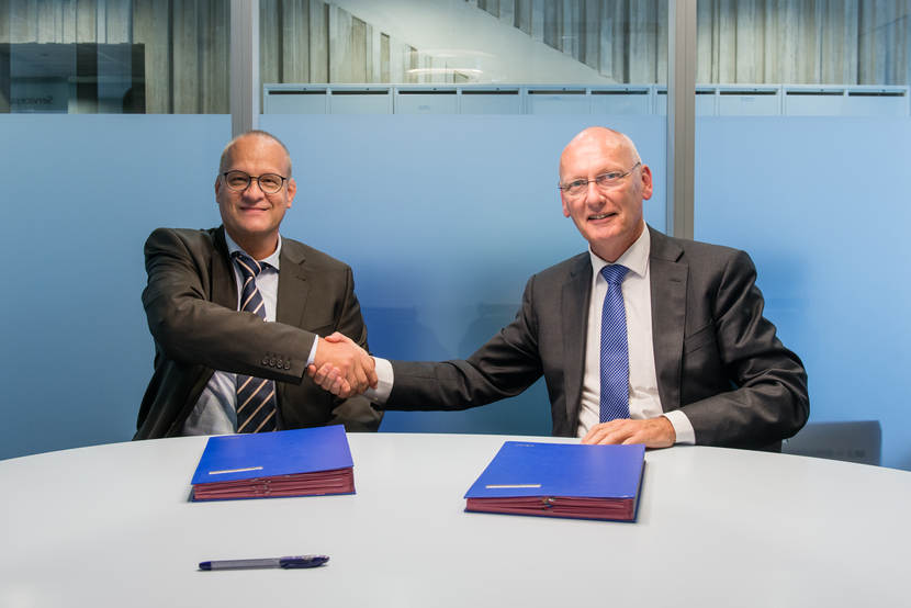 Twee personen die elkaar de hand geven