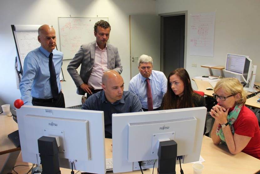 De eerste reisaanvraag, personen achter computer