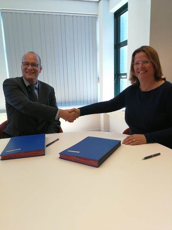 Uitrol VWS, personen geven elkaar de hand